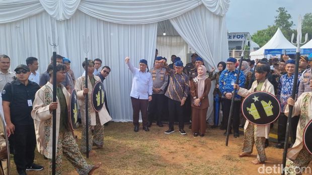 Menteri Desa dan Pembangunan Daerah Tertinggal (Mendes PDT) Yandri Susanto menghadiri Festival Gerakan Desa Peduli Sampah di Alun-alun Cikande, Serang, Banten. (Taufiq S/detikcom)