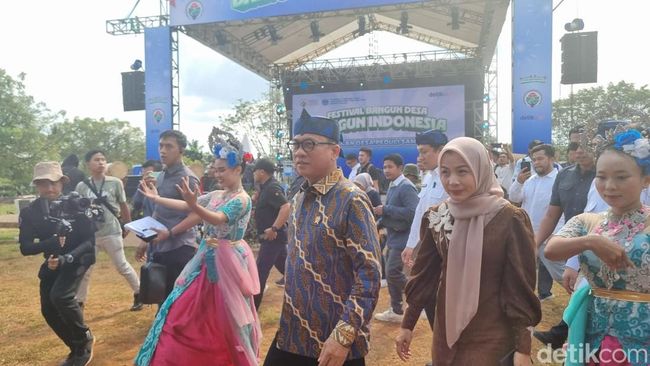 Menteri Desa dan Pembangunan Daerah Tertinggal (Mendes PDT) Yandri Susanto menghadiri Festival Gerakan Desa Peduli Sampah di Alun-alun Cikande, Serang, Banten. (Taufiq S/detikcom)