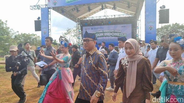 Menteri Desa dan Pembangunan Daerah Tertinggal (Mendes PDT) Yandri Susanto menghadiri Festival Gerakan Desa Peduli Sampah di Alun-alun Cikande, Serang, Banten. (Taufiq S/detikcom)
