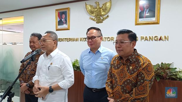 Menteri Koordinator Bidang Pangan Zulkifli Hasan saat Konferensi Pers di kantornya, Jakarta, Jumat (16/5/2025). (CNBC Indonesia/Martyasari Rizky)
