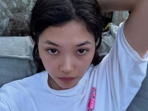 Saat Model Victorias Secret, Mika Schneider Pamer Minyak Tawon di Bali