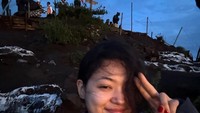 Ini bukanlah momen perdana Mikadi Bali. Bulan Januari lalu dia juga liburan ke Bali lho.