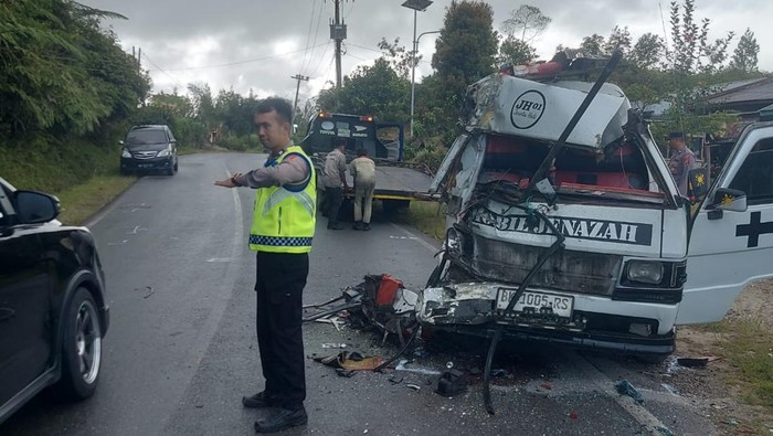 Mobil ambulans membawa jenazah mengalami kecelakaan di Humbahas, sopir tewas. (Dok. Satlantas Polres Humbahas)