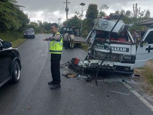 Mobil Jenazah Tabrak Truk di Humbahas, Sopir Tewas