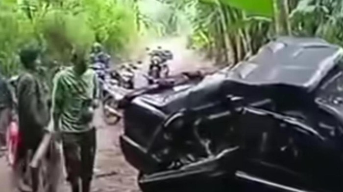 Mobil pelaku pencurian di Ciamis rusak diamuk massa.