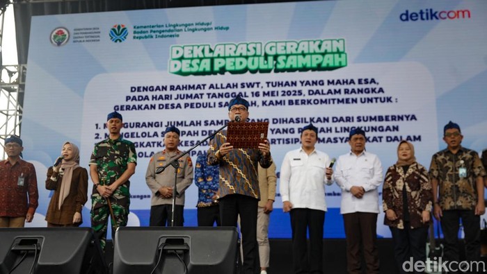 Momen Mendes Deklarasi Gerakan Desa Peduli Sampah Deklarasi Gerakan Desa Peduli Sampah dibacakan dalam acara Festival Gerakan Desa Peduli Sampah yang dihelat di Alun-alun Cikande, Serang, Banten, Jumat (16/5/2025).