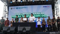 Setelah pembacaan Deklarasi Gerakan Desa Peduli Sampah, Mendes Yandri membubuhkan tanda tangan. Acara Deklarasi Gerakan Desa Peduli Sampah ini diikuti Wakil Menteri Desa (Wamendes) PDT Ariza Patria, Wakil Menteri Lingkungan Hidup (Wamen LH) Diaz Hendropriyono, Wakapolda Banten Brigjen Hengki, Bupati Serang yang juga istri Mendes PDT Ratu Rachmatu Zakiya, Kapolres Serang AKBP Condro Sasongko, dan Pemimpin Redaksi detikcom Alfito Deanova Ginting. 