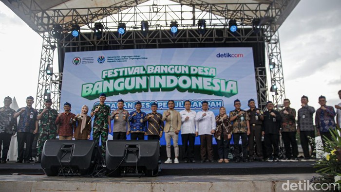 Momen Mendes Deklarasi Gerakan Desa Peduli Sampah Deklarasi Gerakan Desa Peduli Sampah dibacakan dalam acara Festival Gerakan Desa Peduli Sampah yang dihelat di Alun-alun Cikande, Serang, Banten, Jumat (16/5/2025).