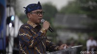 Menteri Desa dan Pembangunan Daerah Tertinggal (Mendes PDT) Yandri Susanto memimpin Gerakan Desa Peduli Sampah. Mendes Yandri menyampaikan 3 poin komitmen untuk peduli pengelolaan sampah.