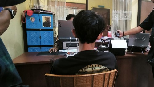 Muhammad Oktaviani (20), pengamen yang menganiaya bayinya berusia dua bulan saat diperiksa penyidik Unit PPA Satreskrim Polresta Mataram. (Abdurrasyid Efendi/detikBali)