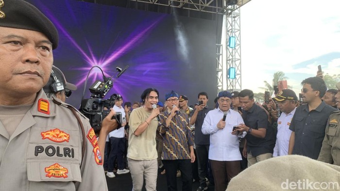 Musisi Charly van Houten manggung di Festival Gerakan Desa Peduli Sampah di Banten. Suasana semakin meriah saat Mendes PDT Yandri Susanto ikut nyanyi bareng. (Taufiq S/detikcom)