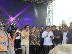 Momen Mendes Nyanyi Bareng Charly van Houten di Festival Desa Peduli Sampah