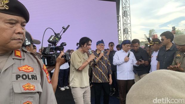 Musisi Charly van Houten manggung di Festival Gerakan Desa Peduli Sampah di Banten. Suasana semakin meriah saat Mendes PDT Yandri Susanto ikut nyanyi bareng. (Taufiq S/detikcom)