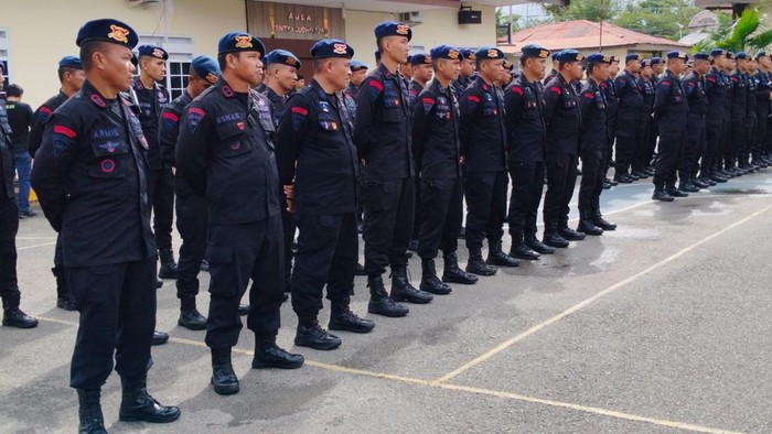 Sebanyak 176 personel kepolisian disiagakan untuk mengamankan debat kandidat PSU Pilkada Palopo di Hotel Claro, Makassar, pada 17 Mei 2025.