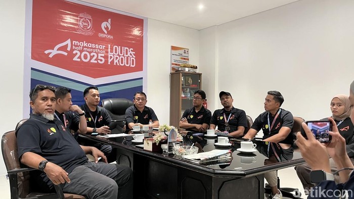Panitia Makassar Half Marathon (MHM) 2025 bersama Kepala Dinas Pemuda dan Olahraga (Kadispora) M Yasir menggelar konferensi pers di Balai Kota Makassar, Jumat (16/5/2025). Sahrul Alim/detikSulsel
