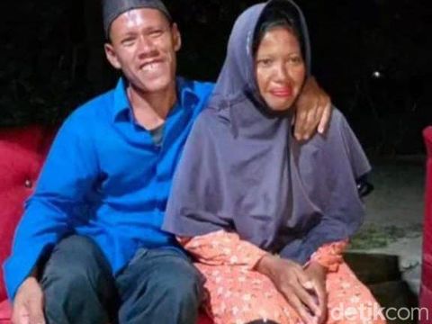 Pasangan pengantin Endang dan Sukri mendadak jadi sorotan warganet di TikTok.