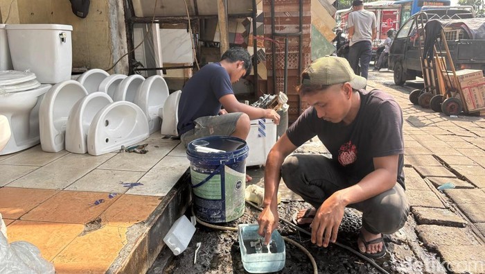 Pedagang kloset bekas