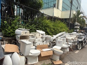 Ramai Pedagang Jual Kloset Bekas di Kawasan Jaksel, Siapa yang Beli?