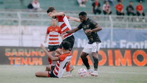 Pemain Bali United Privat Mbarga (jersey hitam) dikepung dua pemain Madura United saat pertemuan pertama pada 20 Desember 2024. (Foto: Dok. Bali United)