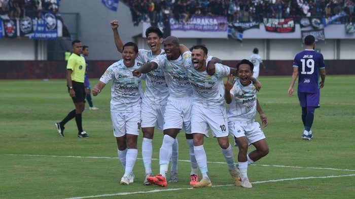 Pemain Persib saat laga lawan Persita, Jumat (16/5/2025).