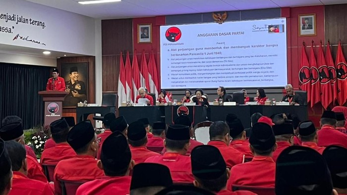 Pembekalan kepala daerah se-Indonesia pemenang Pilkada 2024 di Sekolah PDIP, Lenteng Agung, Jakarta Selatan, Jumat (16/5/2025).