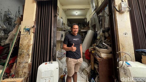 Pemilik toko kloset Toko Usaha Baru, Akbar