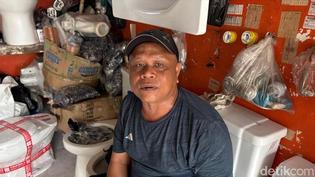 Pemilik Toko Sinar Mandiri Closet Rusmanap