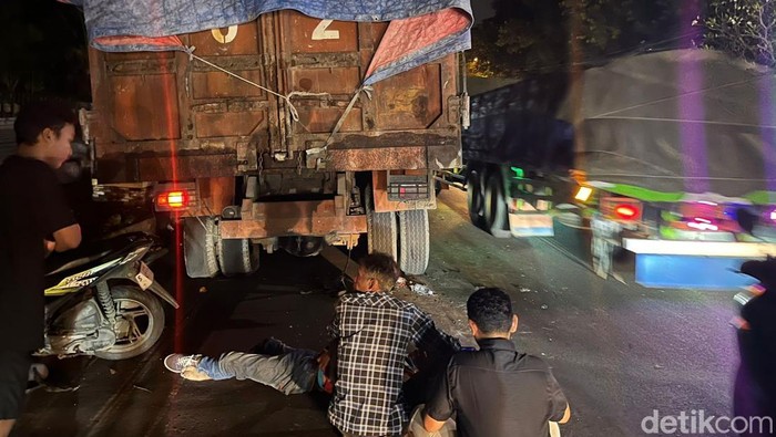 Pemotor meninggal di rumah sakit usai menabrak truk parkir di Mojokerto.