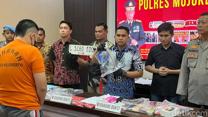 Pemuda asal Kediri yang mencoba membunuh pacarnya karena cinta mereka tak direstui orang tuanya.