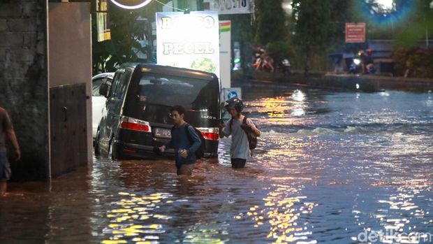 Penampakan banjir di Jalan Stadion, Wedomartani, Ngemplak, Sleman, Jumat (16/5/2025).