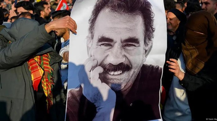 Pendukung PKK berdemonstrasi menuntut pembebasan pendiri PKK Abdullah Ocalan Foto: Yasin Akgul/AFP/Getty Images