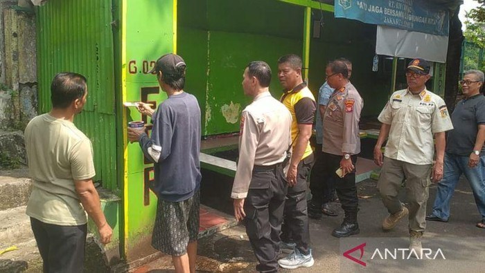 Penertiban posko organisasi kemasyarakatan (ormas) di Matraman, Jakarta Timur menjadi pos keamanan dan keliling (kamling), Jumat (16/5/2025).