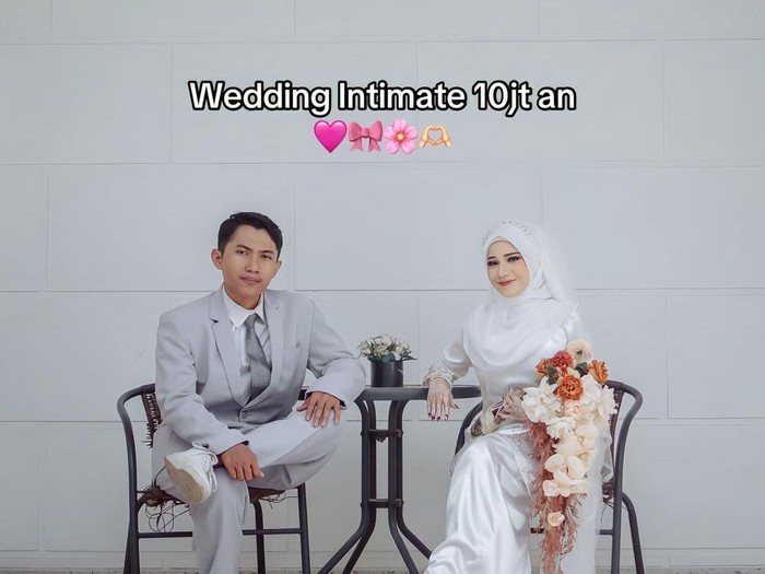 Pengantin yang menggelar acara pernikahan intim dengan biaya Rp 10 Juta.