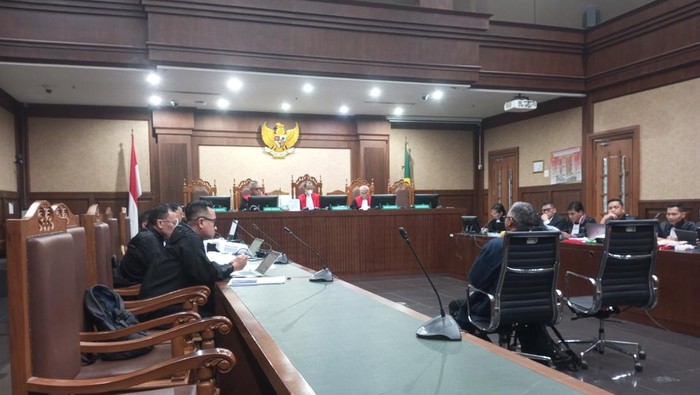 Penyelidik KPK, Arif Budi Raharjo, bersaksi di sidang Hasto (Mulia/detikcom)
