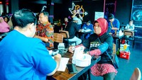 Puluhan warga, terutama lansia, mengikuti layanan kesehatan seperti cek gula darah, tekanan darah, kolesterol, dan asam urat. Selain itu, seminar kesehatan juga diadakan untuk memberikan edukasi mengenai gejala, penanganan, dan pencegahan asma secara menyeluruh, termasuk pentingnya gaya hidup sehat dan penggunaan obat yang tepat.