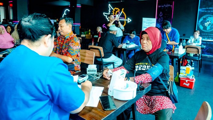 Memperingati Hari Asma Sedunia 2025 yang jatuh pada 6 Mei, kegiatan pemeriksaan kesehatan gratis digelar di Semarang. Acara ini bertujuan meningkatkan kesadaran masyarakat terhadap pentingnya deteksi dini penyakit pernapasan, khususnya asma, yang masih menjadi salah satu penyakit kronis paling umum di dunia.