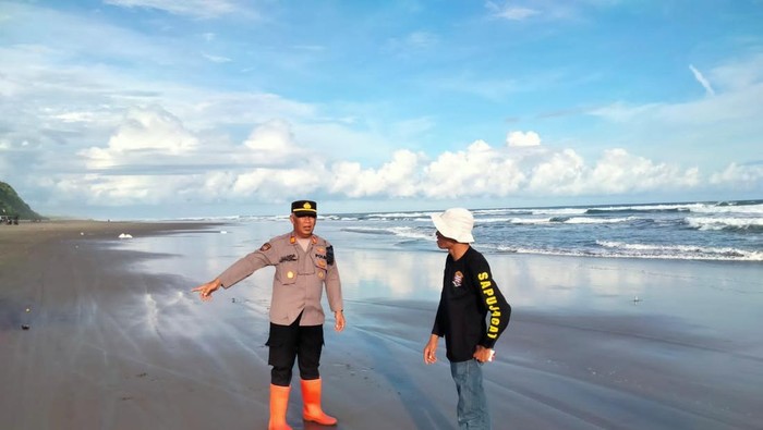Petugas cari nelayan tenggelam.