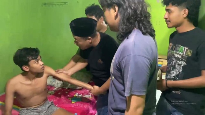 Petugas kepolisian menangkap JP otak pelaku penikaman terhadap remaja warga Cilacap dalam pelariannya ke Kabupaten Lamongan, Jawa Timur. Foto diunggah Jumat (16/5/2025).
