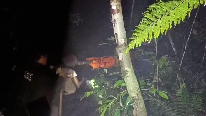 Petugas saat mengevakuasi pendaki yang tewas di  Puncak Gunung Pesagi Lampung Barat