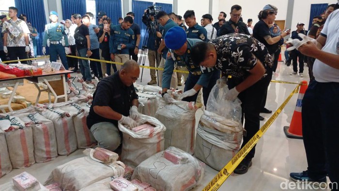 -Petugas TNI AL sedang mengemas narkotika jenis sabu dan kokain usai konferensi pers di Lantamal IV Batam.(Alamudin)
