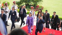 PM Vietnam Pham Minh Chinh menyambut PM Thailand dalam seremoni resmi di Istana Kepresidenan, Hanoi.  