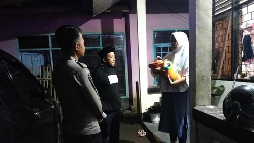 Polisi bersama bidan desa mengamankan bayi perempuan yang ditemukan di Masjid Masbagik Timur, Jumat (16/5/2025). (Humas Polres Lombok Timur).