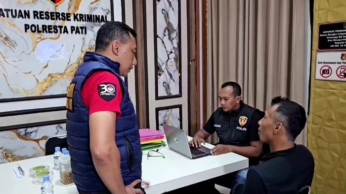 Polisi menangkap pelaku premanisme yang memeras vendor usaha pabrik di Pati, Jumat (16/5/2025).
