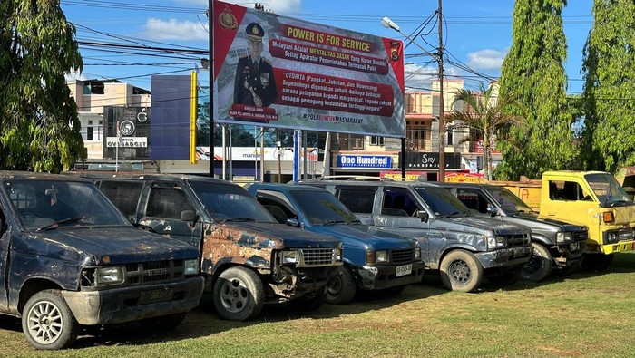 Polisi mengamankan mobil pelansiran BBM Subsidi untuk tambang emas ilegal di Bungo, Jambi