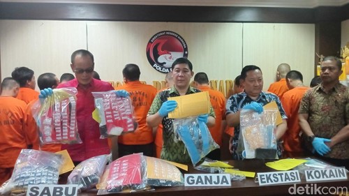 Polisi menunjukkan barang bukti narkoba hasil operasi dalam sebulan di Bali, Jumat (16/5/2025).