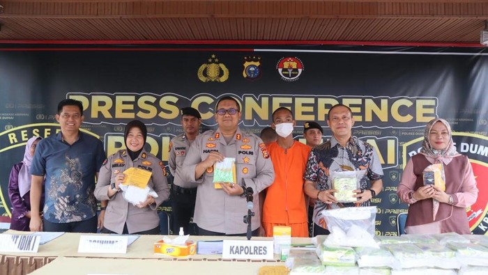 Polisi menunjukkan barang bukti narkotika. (Dok Polres Dumai)