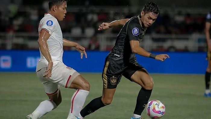 Duel pemain Malut, Wahyu Prast dengan pemain PSIS, Septian David dalam laga yang digelar di Stadion Gelora Kie Raha, Ternate, Jumat (16/5/2025).