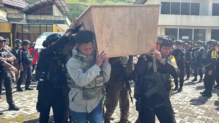 Dua anggota polisi bernama Bripda Dedi Tambunan dan Bharada Raymon Rerey gugur usai ditembak oleh kelompok kriminal bersenjata (KKB) di Puncak Jaya, Papua Tengah.