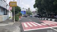 Lahan tersebut berada di sebuah gang dan berada di sebelah SD swasta. Akses gang itu selebar sekitar 8 meter.