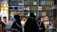 Jamaah calon haji Indonesia berbelanja di salah satu toko di sekitar hotel tempat tinggal mereka di kawasan Syisyah, Makkah, Arab Saudi.